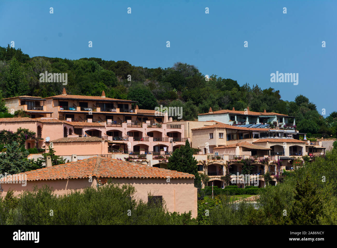 Porto Cervo, Sardinien, 13. August 2019: Panoramablick auf kleine pevero Strand mit Yacht Stockfoto