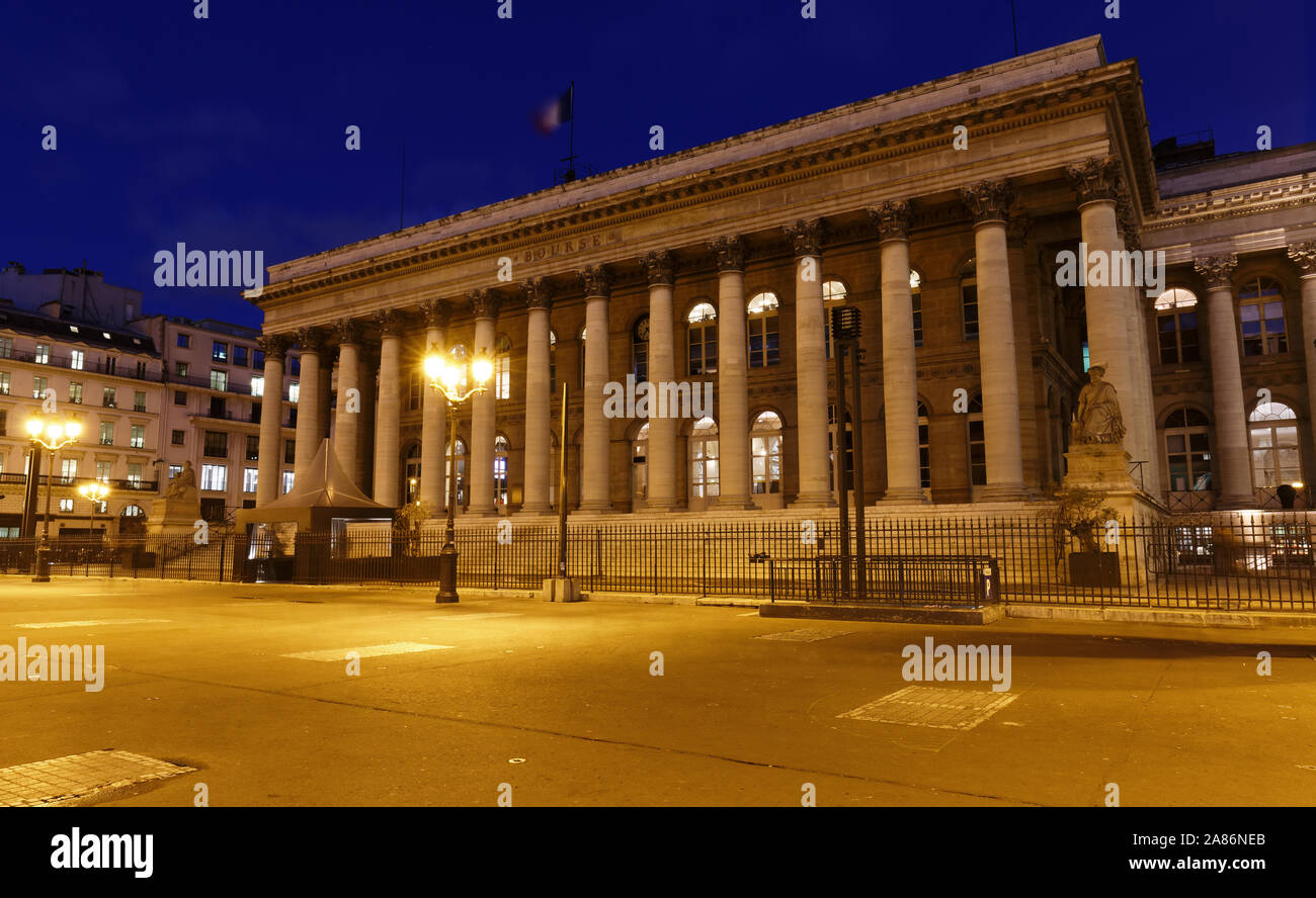 Die Börse von Paris - brongniart Palast bei Nacht, Paris, Frankreich. Stockfoto
