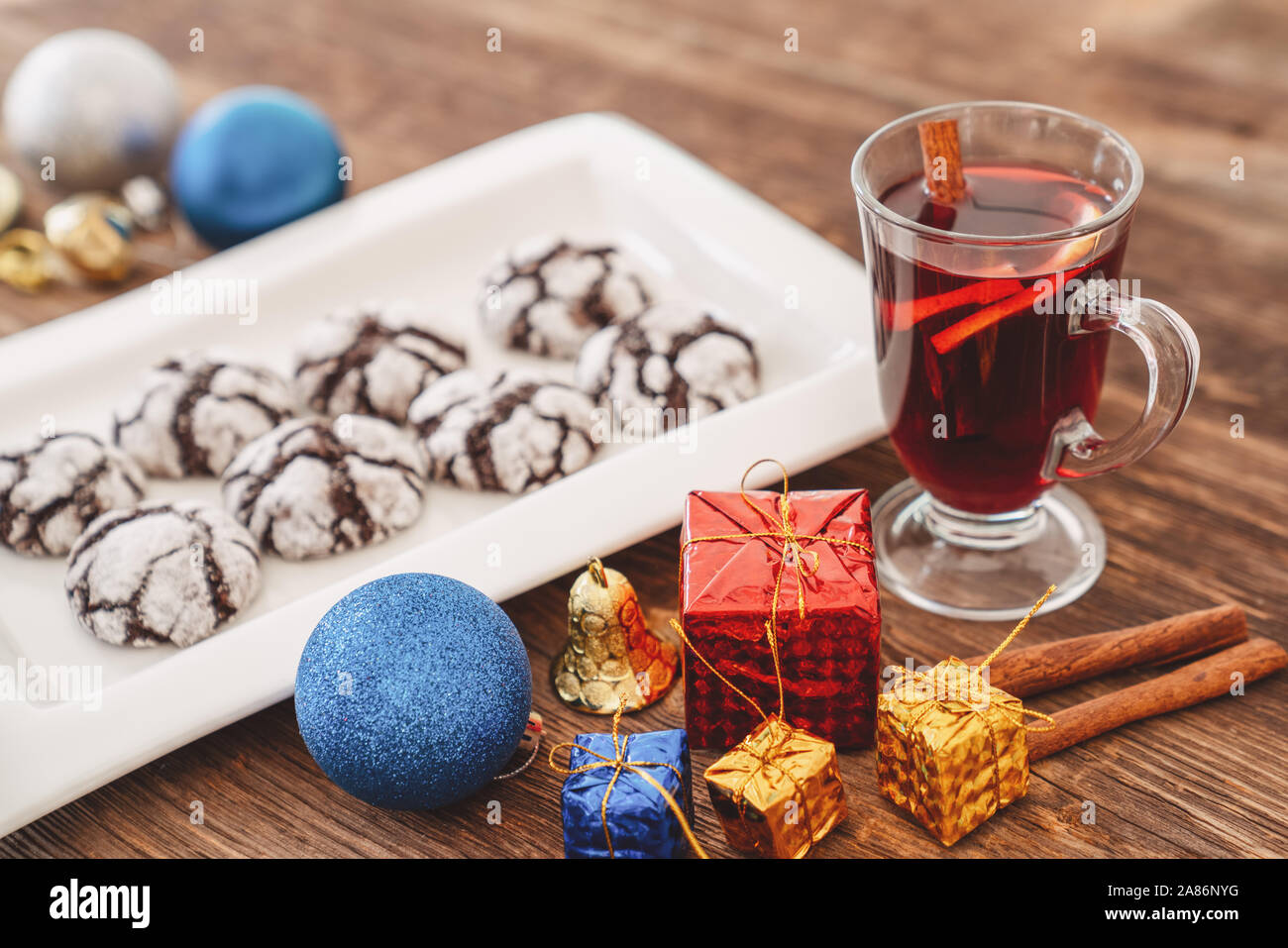 Perparing traditionelle Plätzchen und Glühwein oder Glühwein für das neue Jahr feiern. Stockfoto