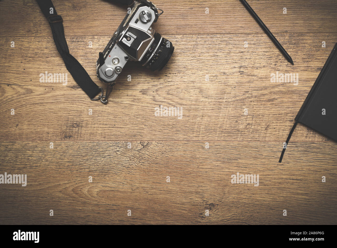 Retro Style Objekte für Blogs Fotografie und Schreiben auf vintage Holz- Hintergrund Stockfoto