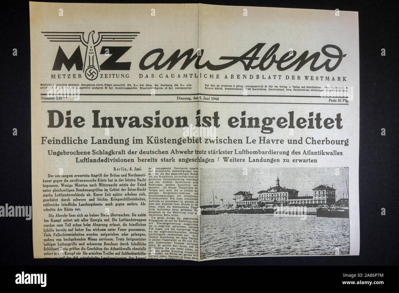 Titelseite (auf Deutsch) der deutschen Zeitung MZ am Abend (Nachbildung) 6. Juni '44, in der die Alliierten während des zweiten Weltkriegs Landungen am D-Day in der Normandie in Frankreich ankündigten Stockfoto