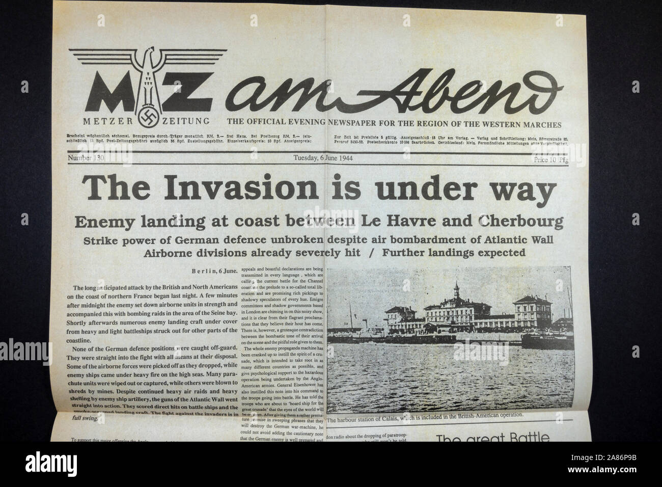 Englische Übersetzung der vorderen Seite der Deutschen Zeitung MZ am Abend (6. Juni 1944) bei der Bekanntgabe der D-Day Landungen in der Normandie, Frankreich während des Zweiten Weltkriegs. Stockfoto