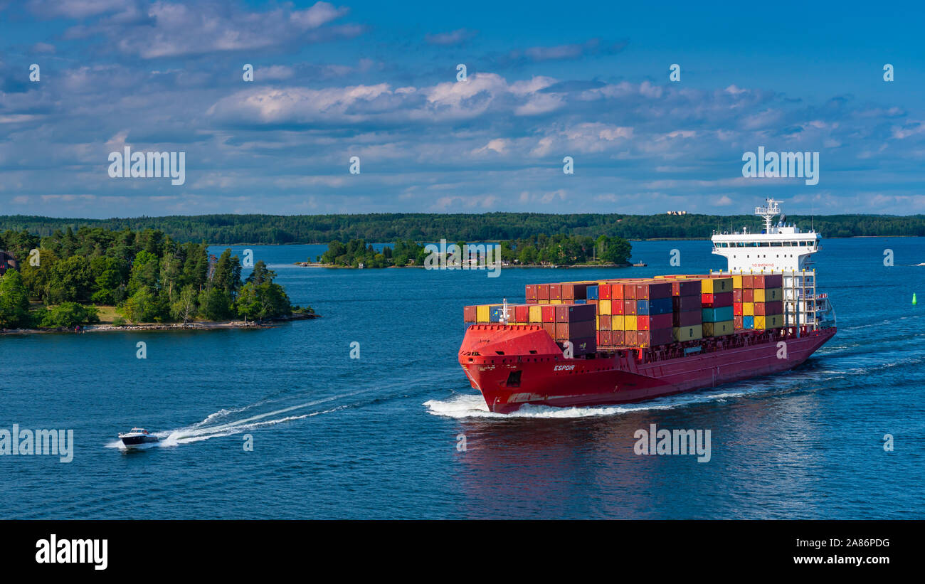 Ein Containerschiff in der Wasserstraße in der Nähe von Stockholm, Schweden. Stockfoto