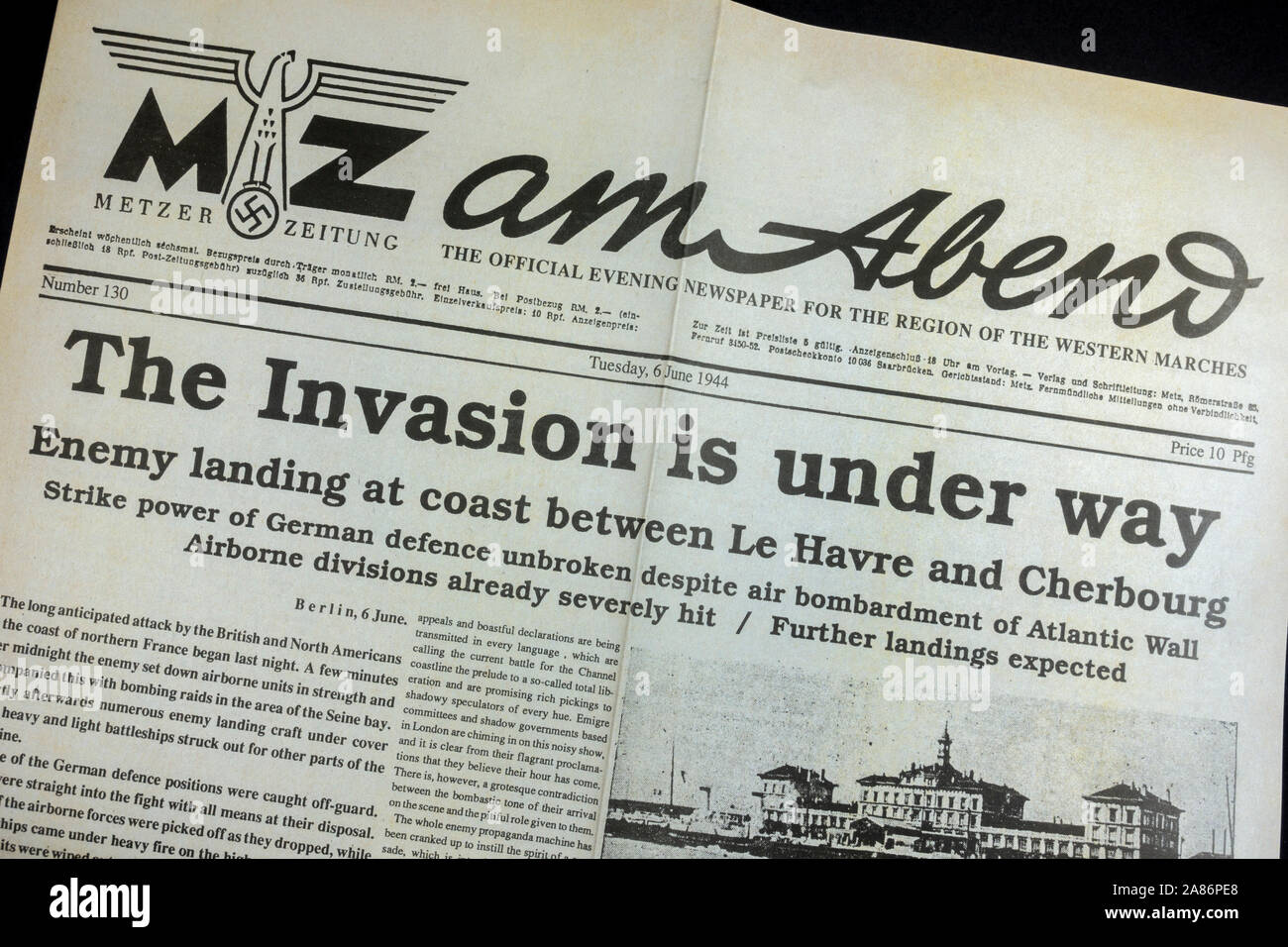 Englische Übersetzung der vorderen Seite der Deutschen Zeitung MZ am Abend (6. Juni 1944) bei der Bekanntgabe der D-Day Landungen in der Normandie, Frankreich während des Zweiten Weltkriegs. Stockfoto