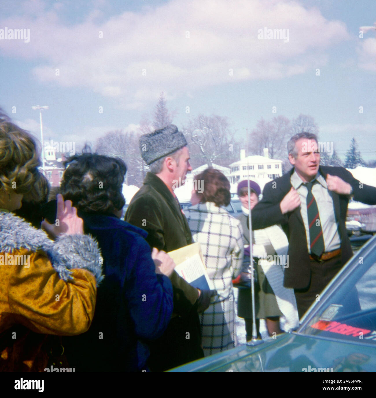 Jahrgang März 1972 Foto. Paparazzi stil Bild von Paul Newman. Paul Leonard Newman (1925-2008) war ein US-amerikanischer Schauspieler, Regisseur, Produzent, Rennfahrer, IndyCar Eigentümer, Unternehmer und Philanthrop. Standort unbekannt, USA. Quelle: ORIGINAL TRANSPARENZ Stockfoto