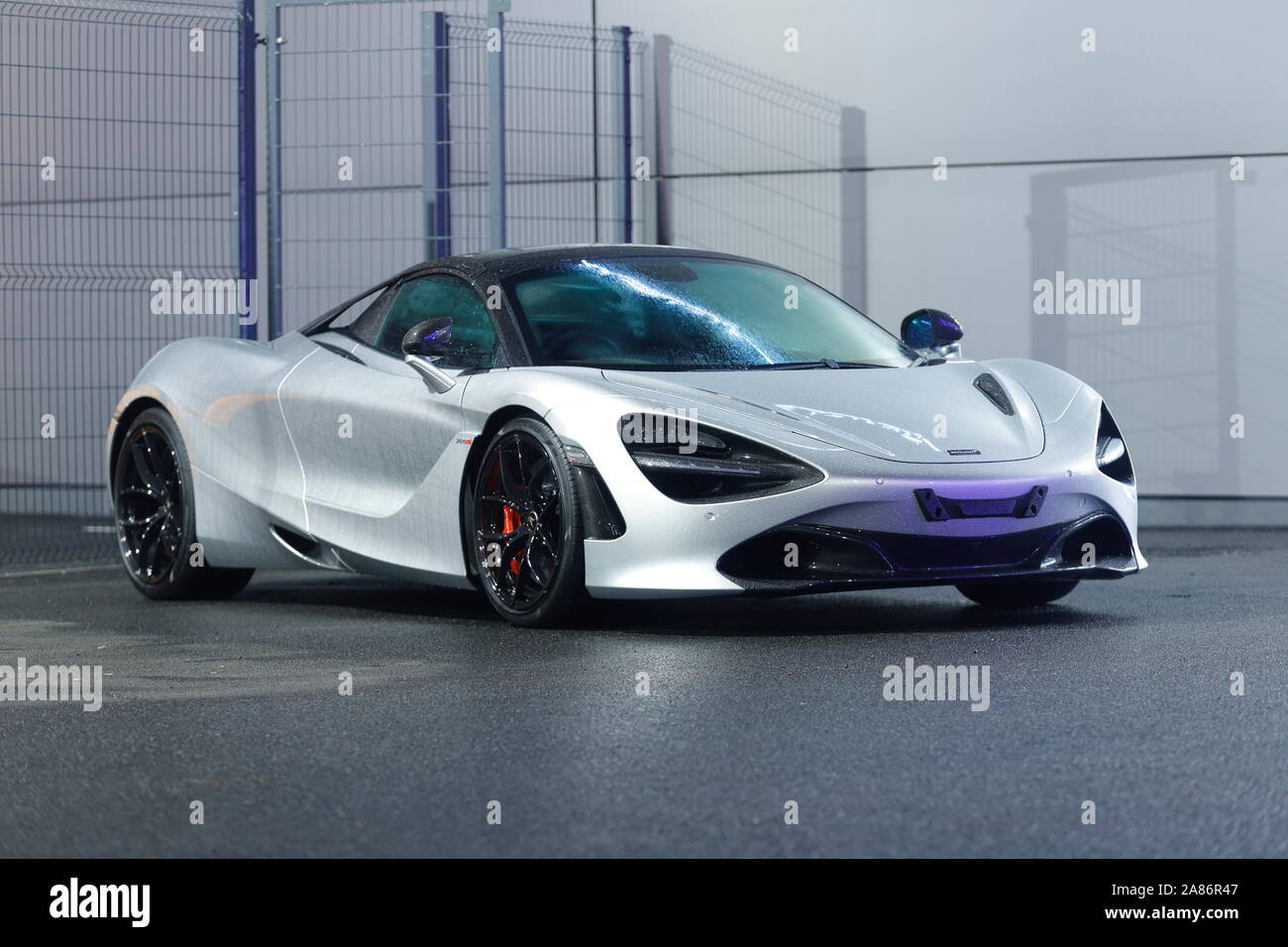 Neue Mclaren supercars im Mclaren Autohaus am Tor 45 in Leeds. Stockfoto