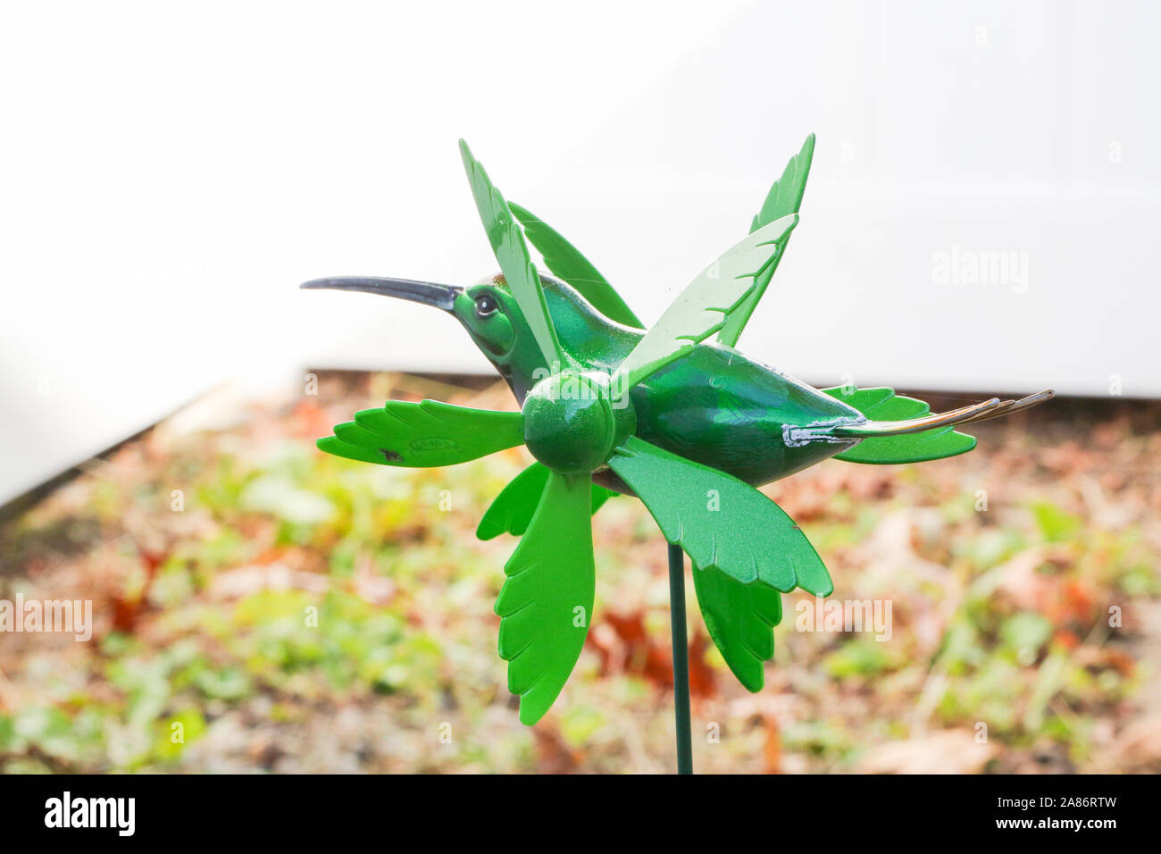 Grüner vogel Windmühle im Hinterhof. - Bild Stockfoto