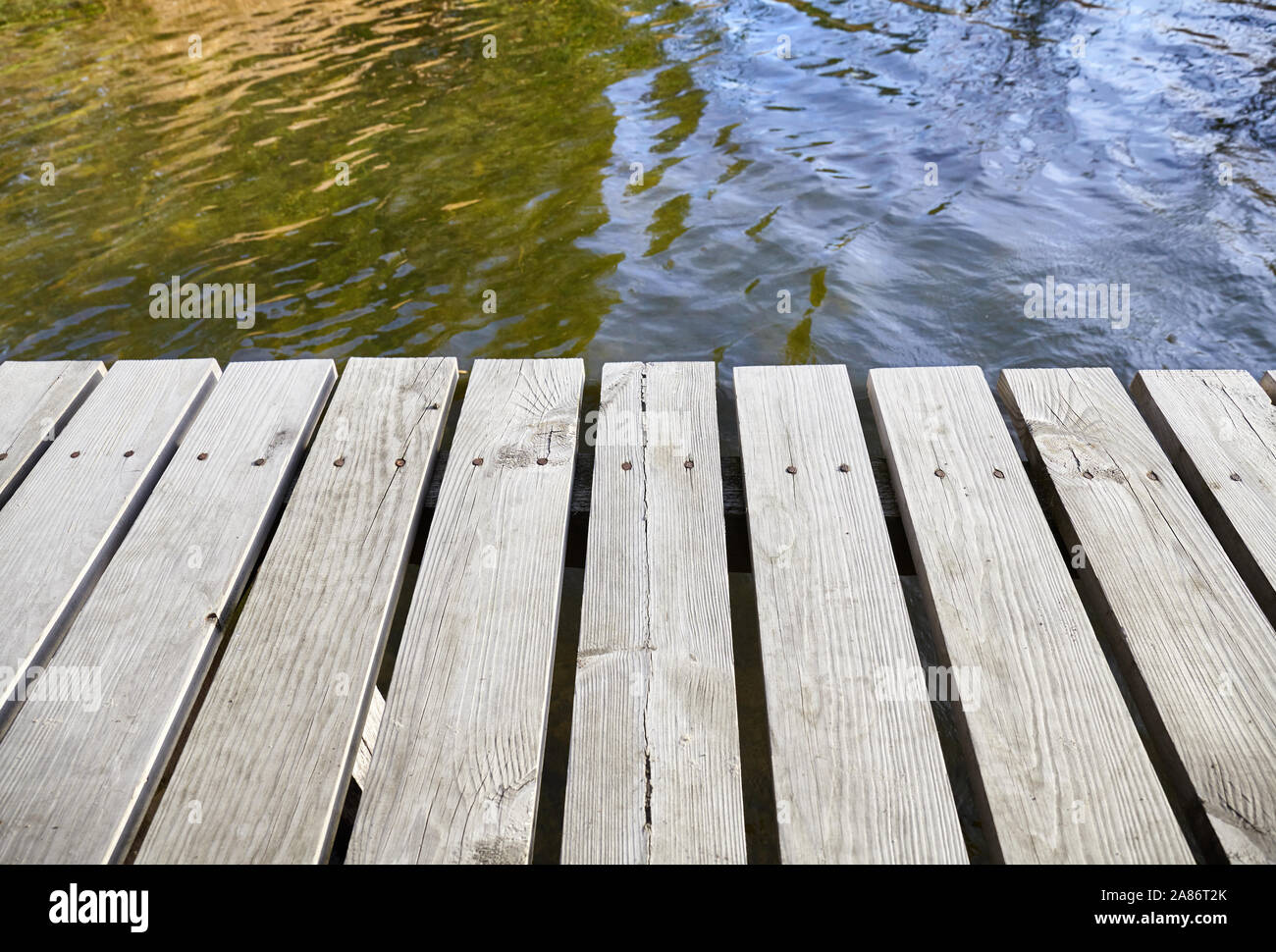 Holzbrücke Boards durch ein Wasser. Stockfoto