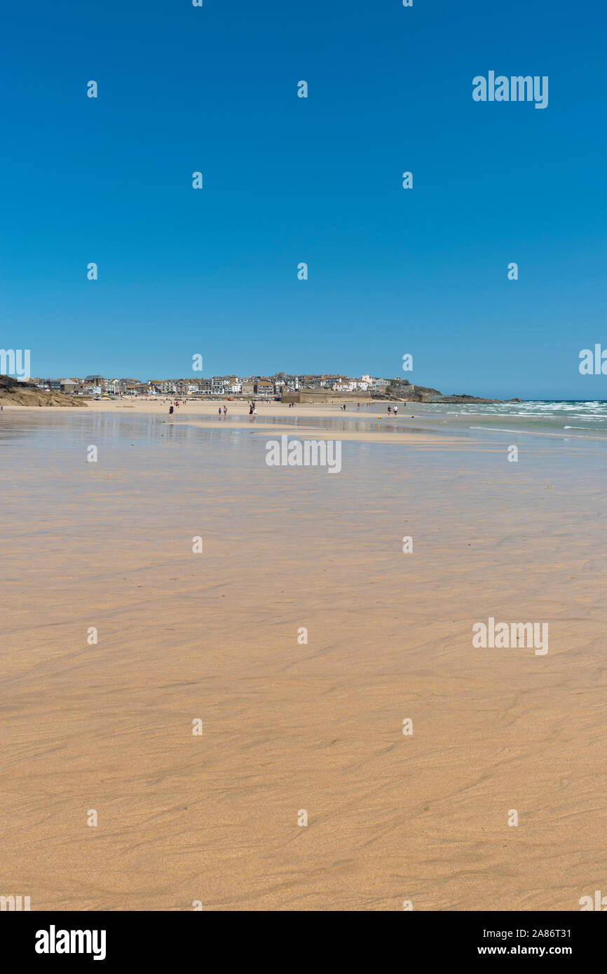Ebbe auf Porthminster Strand, Sommer im beliebten Badeort St. Ives, Cornwall. Stockfoto