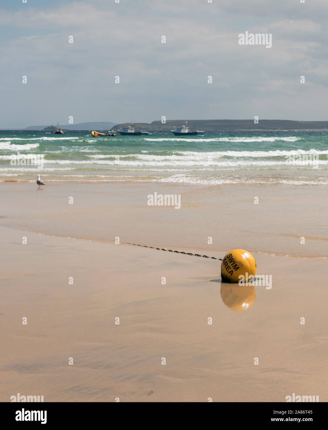 Boje am Strand, Sommer im beliebten Badeort St. Ives, Cornwall. Stockfoto