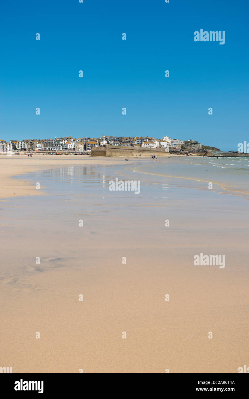 Ebbe auf Hafen, Strand, Sommer im beliebten Badeort St. Ives, Cornwall. Stockfoto