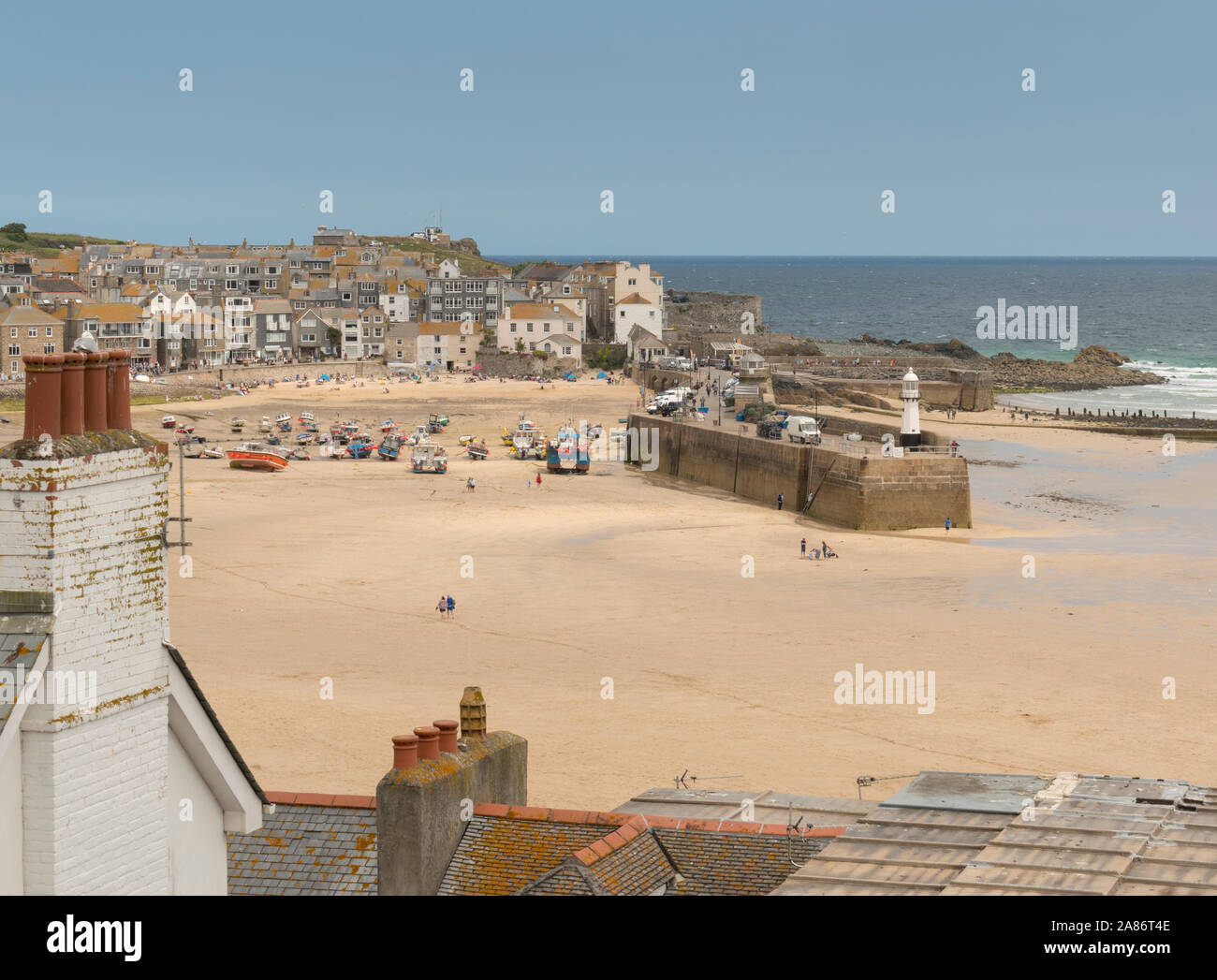 Ebbe auf Hafen, Strand, Sommer im beliebten Badeort St. Ives, Cornwall. Stockfoto
