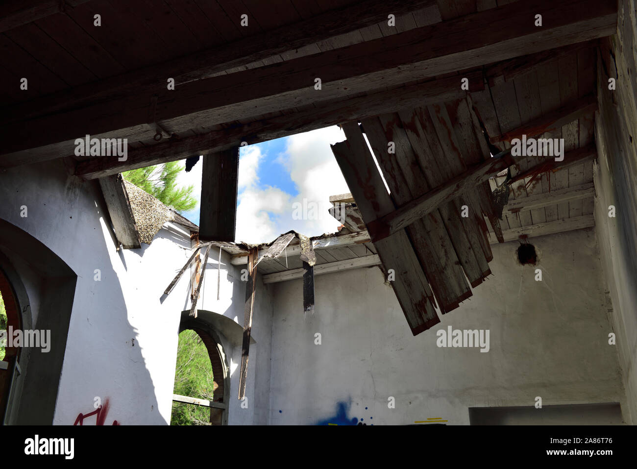 Alte verlassene Gebäude mit Verfallenen eingestürzten Dach eingebrochen, Pula, Kroatien Stockfoto