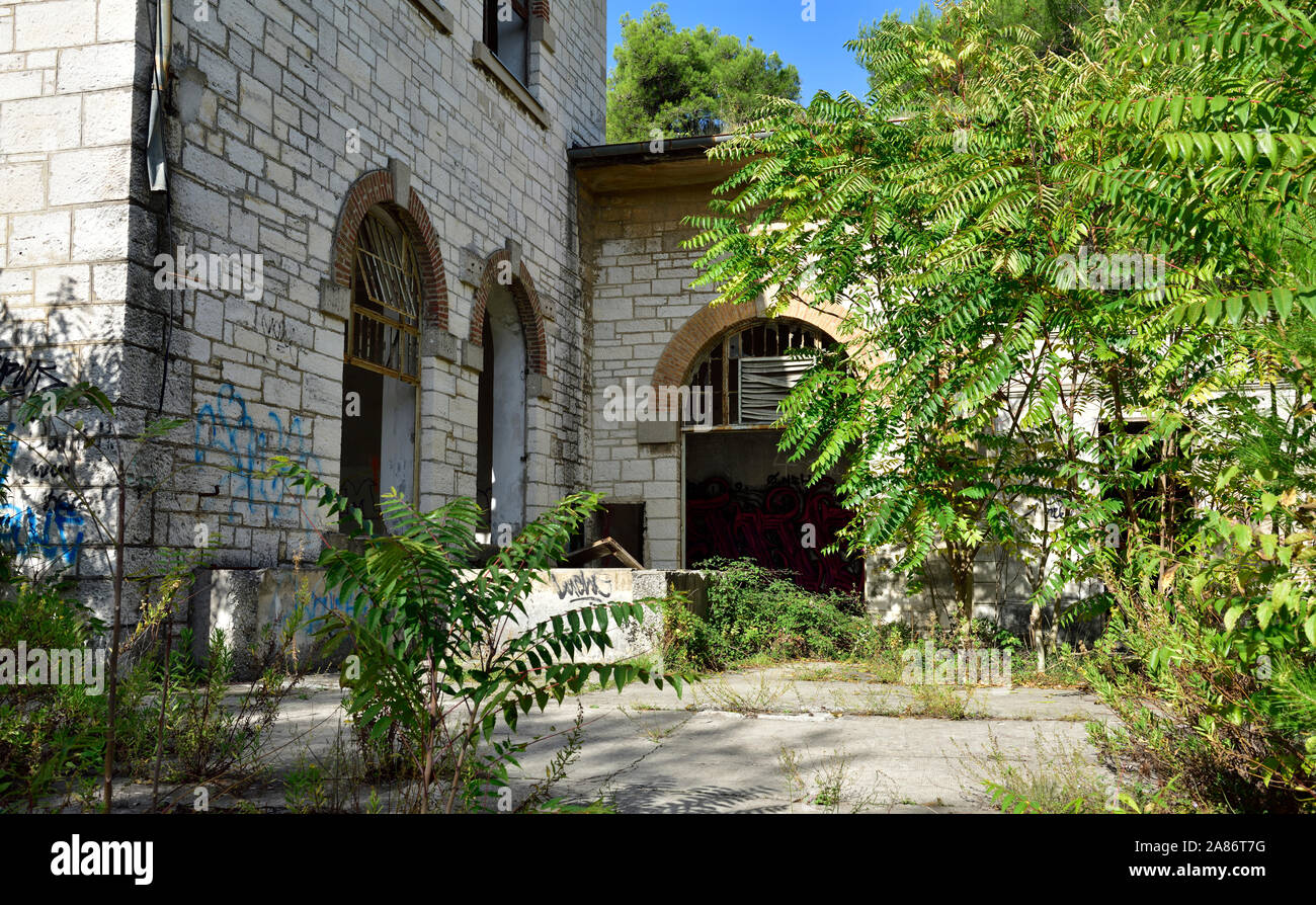 Außerhalb der alten, verlassenen und verfallenden Gebäude aus Stein mit Torbögen und Windows, Pula, Kroatien Stockfoto