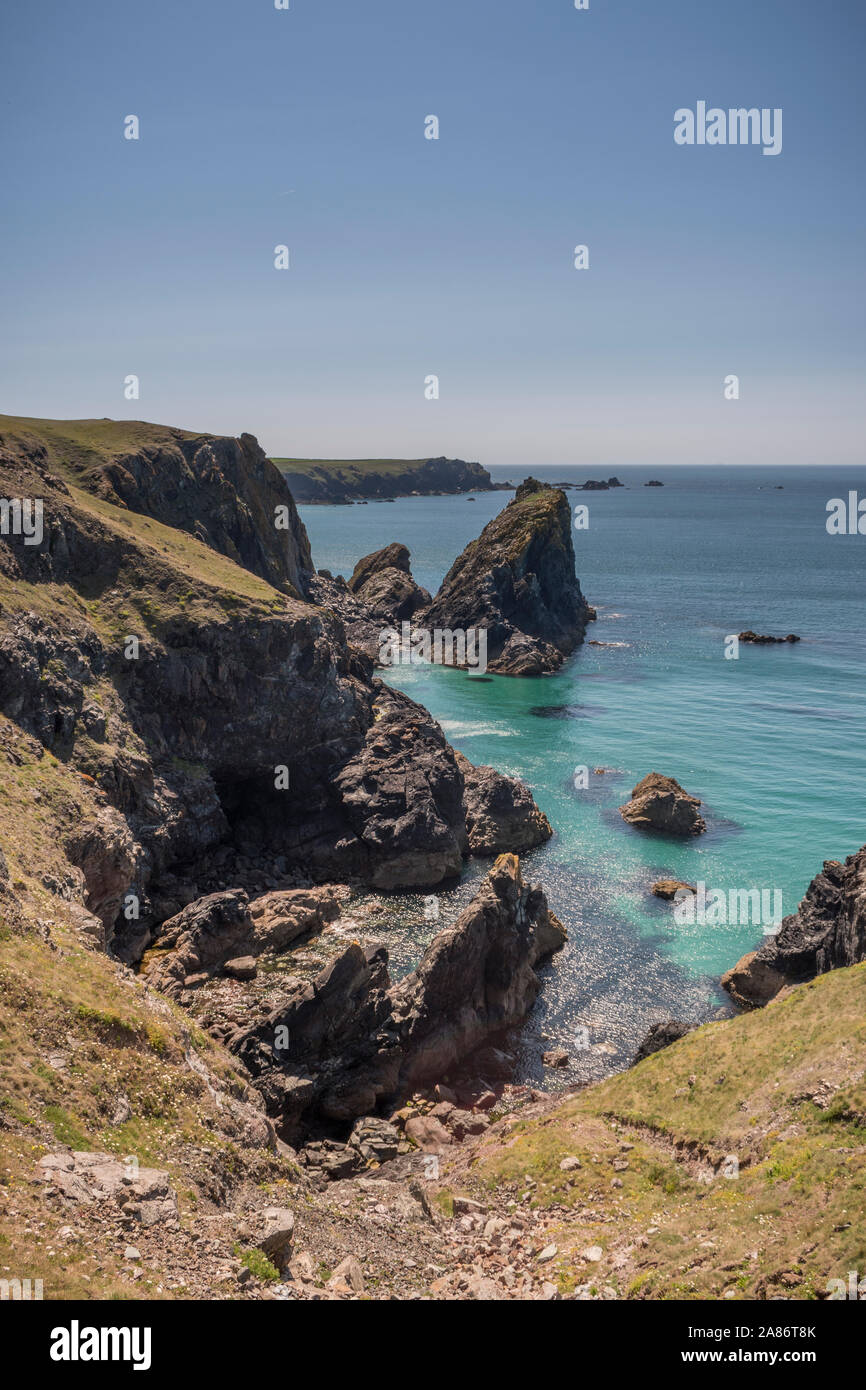 Die beliebten Küste bei Kynance Cove auf der Lizard Halbinsel, Cornwall. Stockfoto