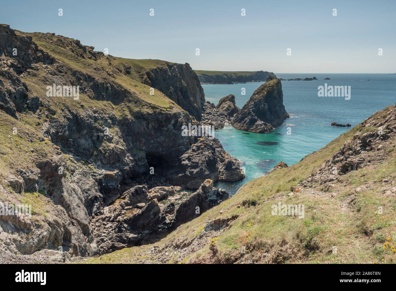 Die beliebten Küste bei Kynance Cove auf der Lizard Halbinsel, Cornwall. Stockfoto