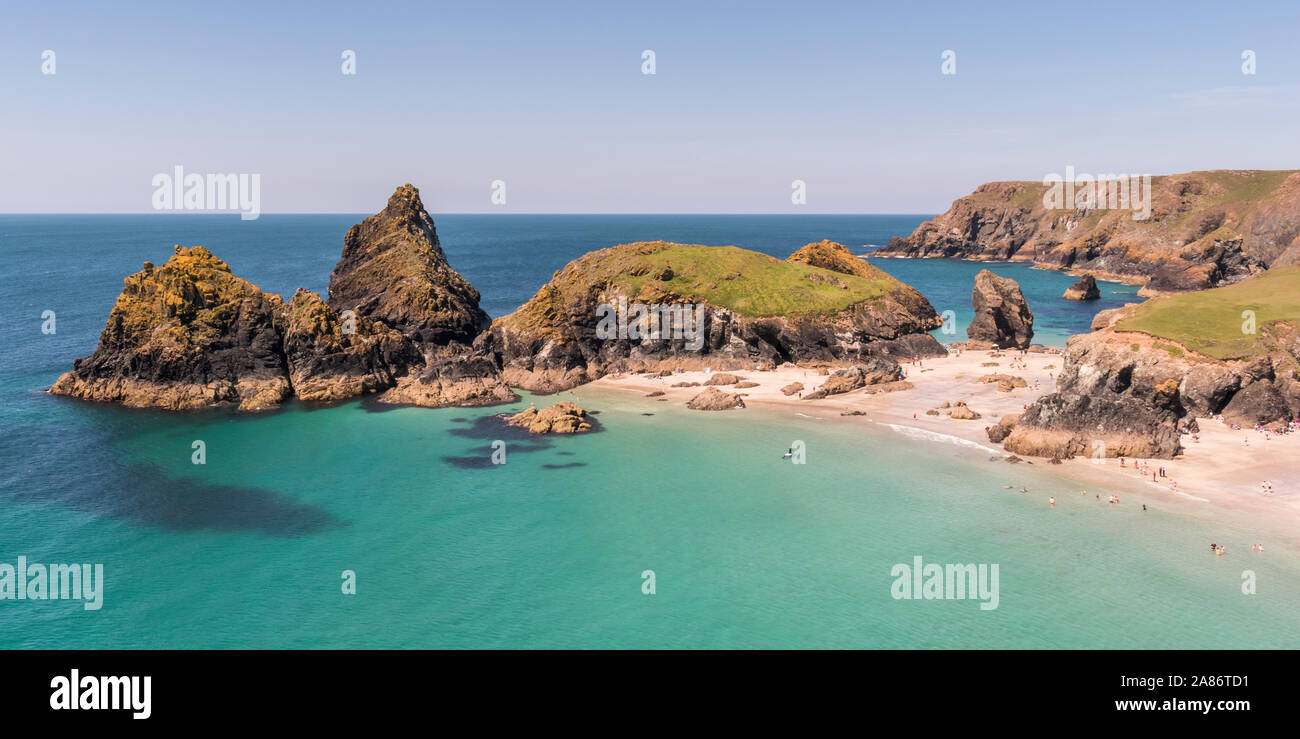 Die beliebten Küste bei Kynance Cove auf der Lizard Halbinsel, Cornwall. Stockfoto