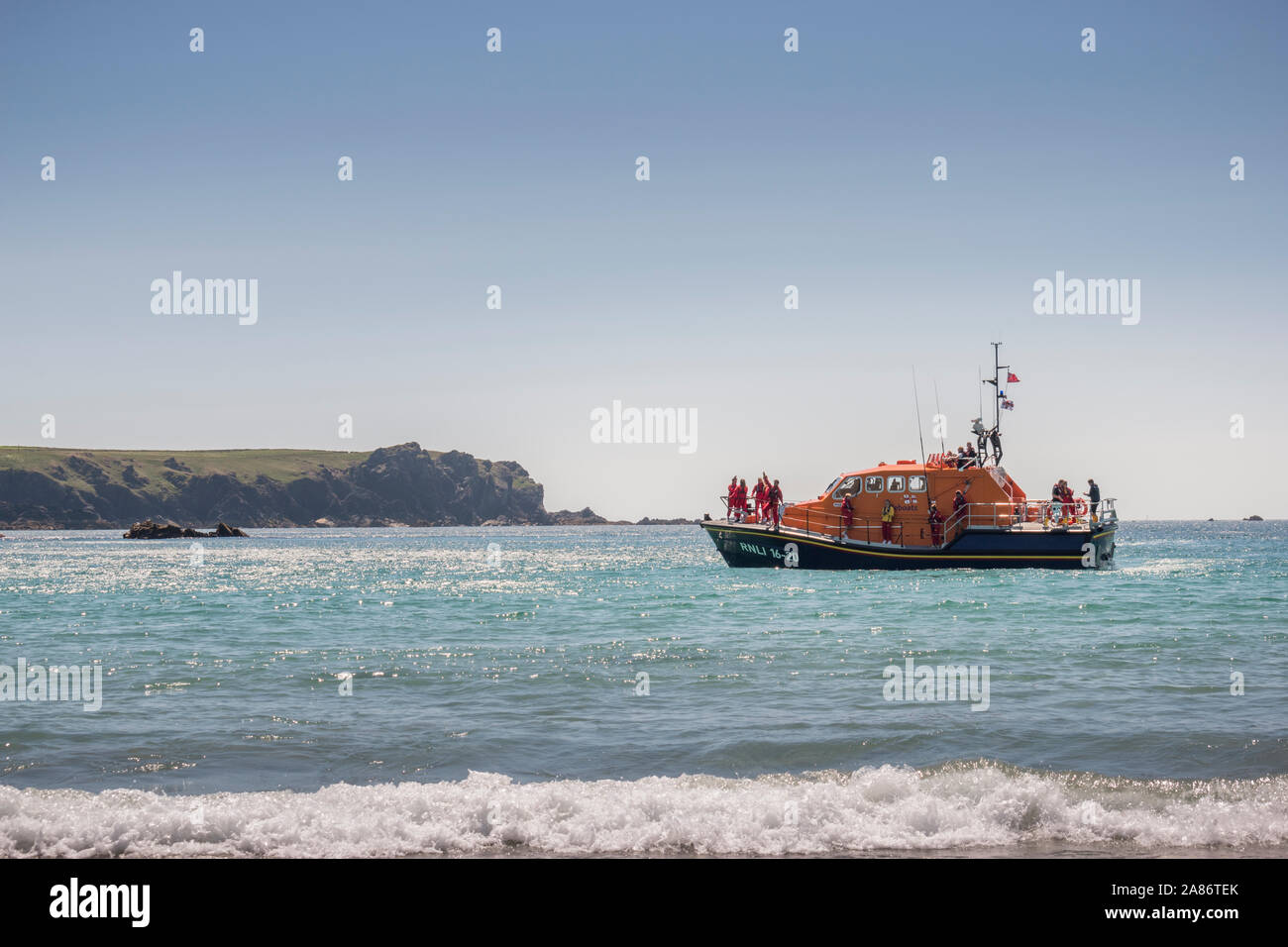 Eine lokale RNLI lifeboat visits Kynance Cove auf der Lizard Halbinsel, Cornwall. Stockfoto