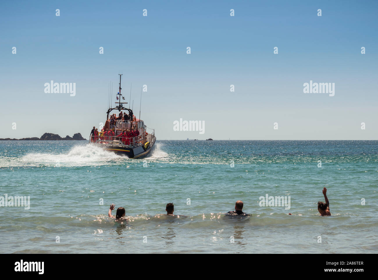 Eine lokale RNLI lifeboat visits Kynance Cove auf der Lizard Halbinsel, Cornwall. Stockfoto