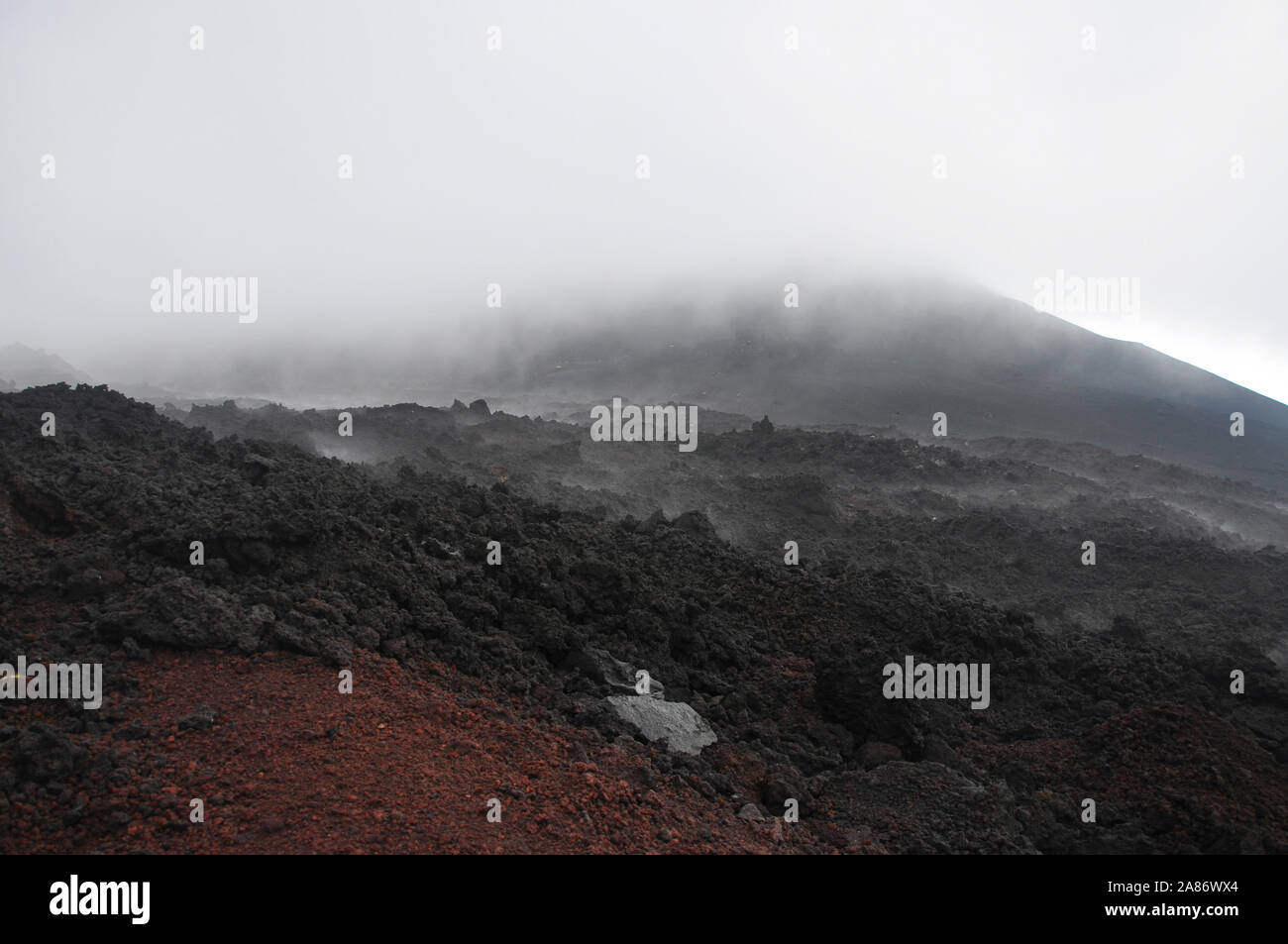 Wolke und Rauch über aktiven Vulkan Pacaya in Guatemala, in der Nähe von Antigua, Mittelamerika. Stockfoto