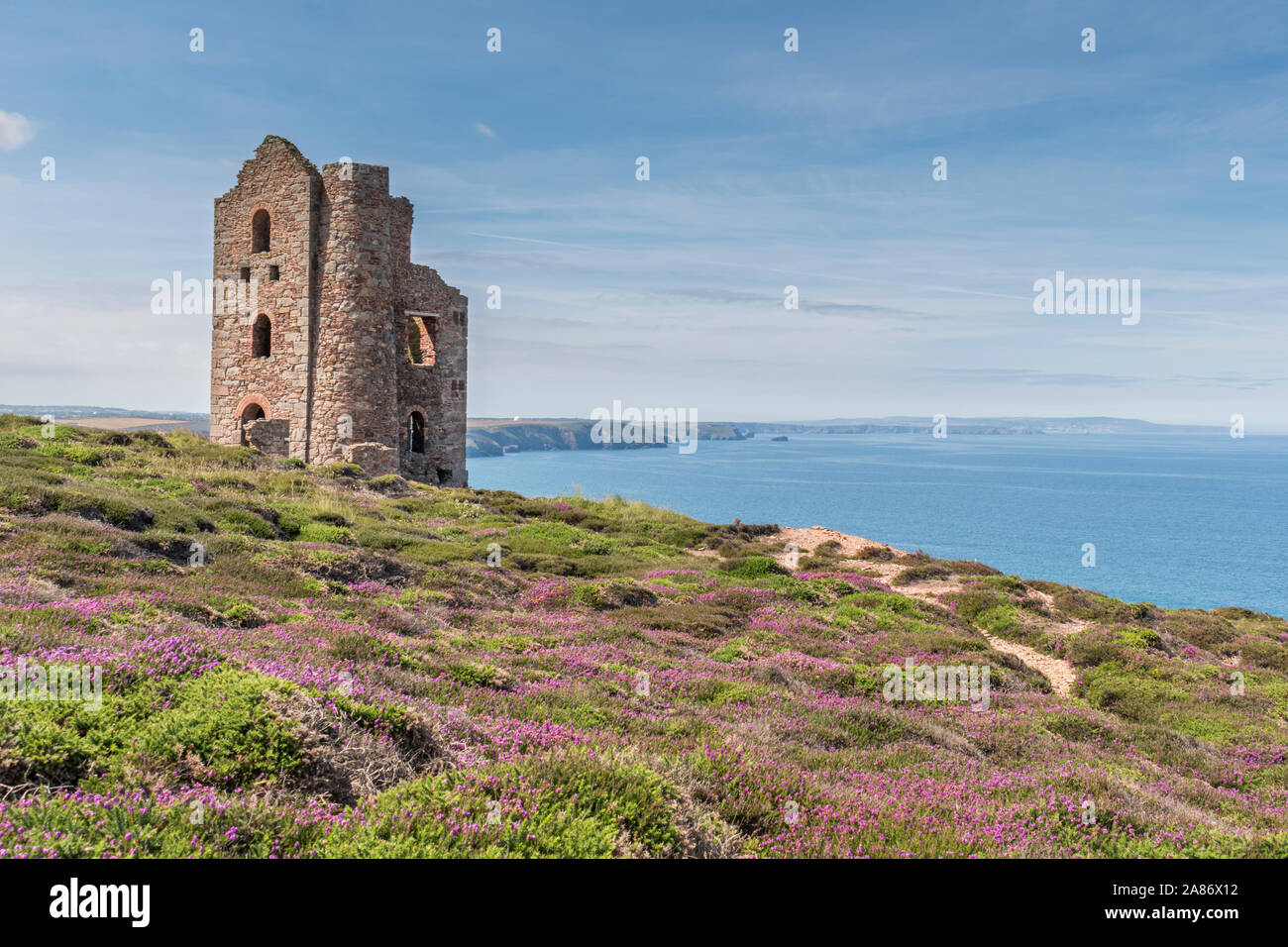 Die verfallenen Reste von Wheal Coates, einer Zinnmine auf der hl. Agnes Heritage Coast, Cornwall. Stockfoto