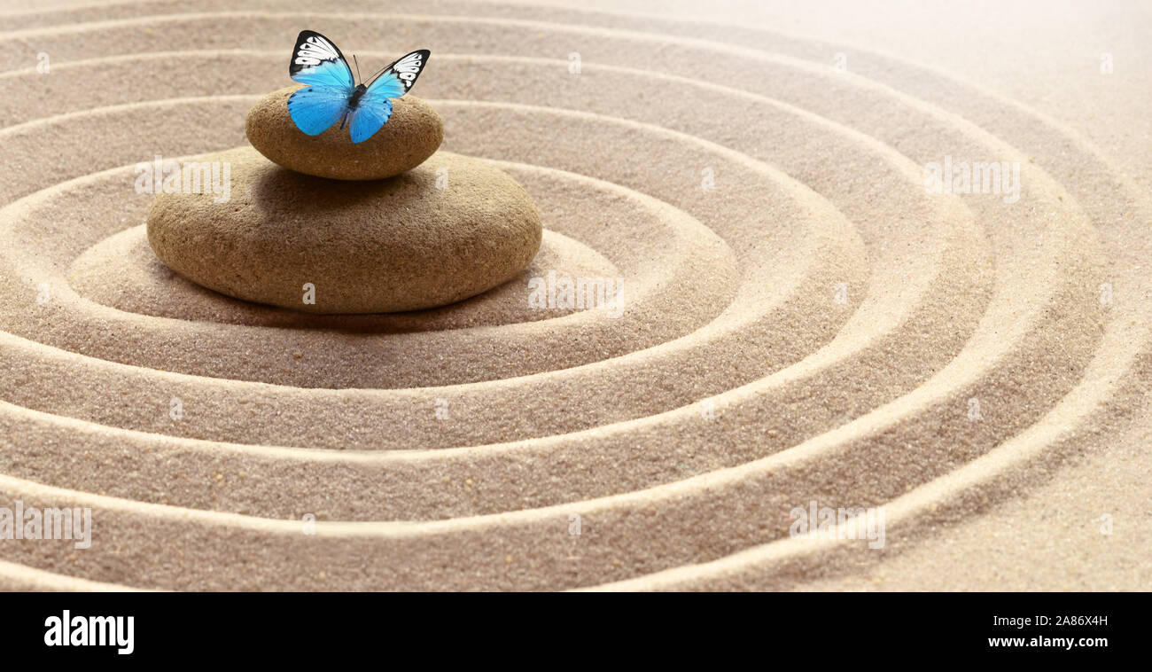 Zen Garten meditation Stein und Schmetterling mit Steinen und Linien im Sand für Entspannung, Balance und Harmonie Spiritualität oder Spa Wellness. Stockfoto