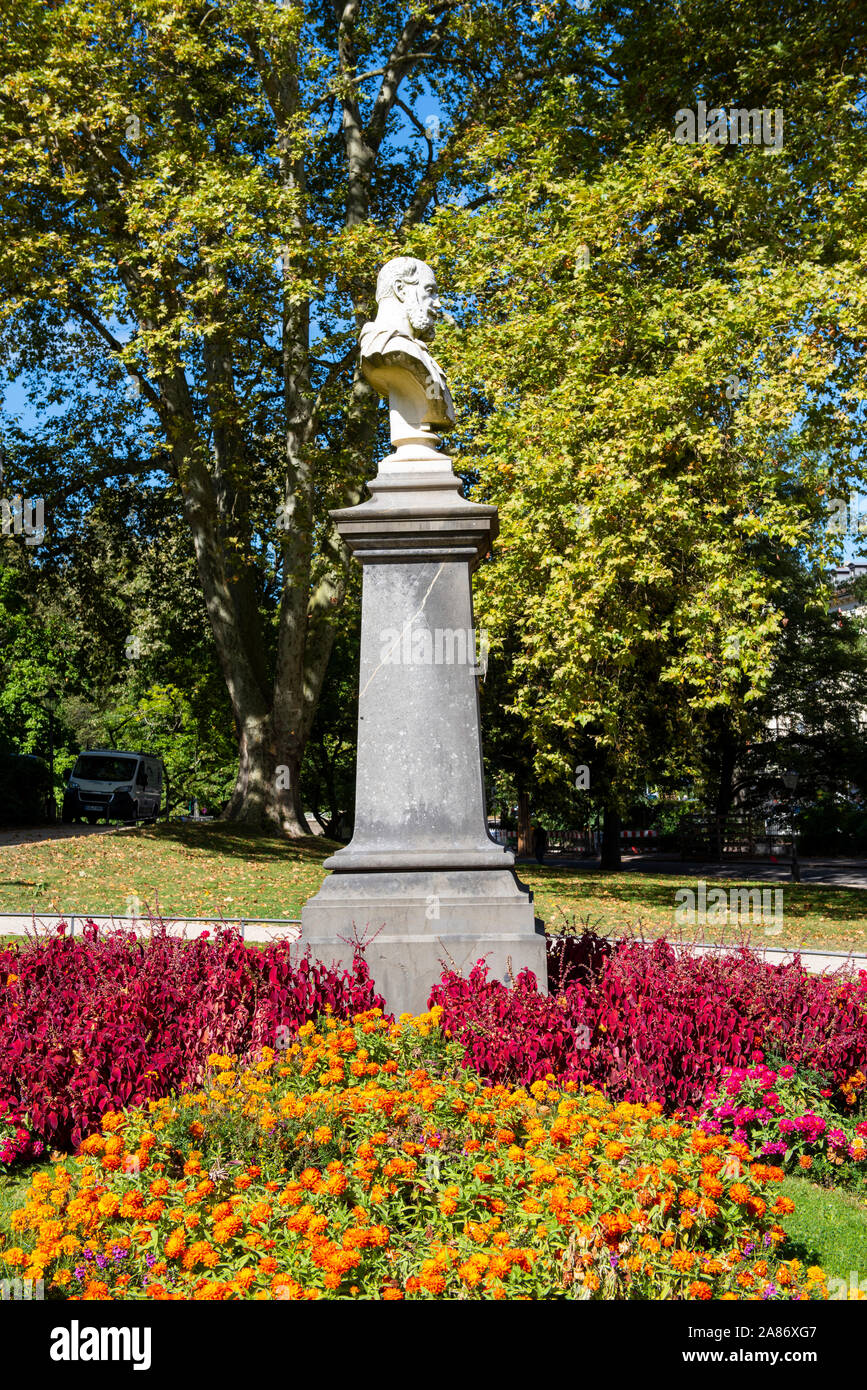 Kaiser Wilhelm Büste außerhalb der Trinkhalle im Kurhaus Gärten in