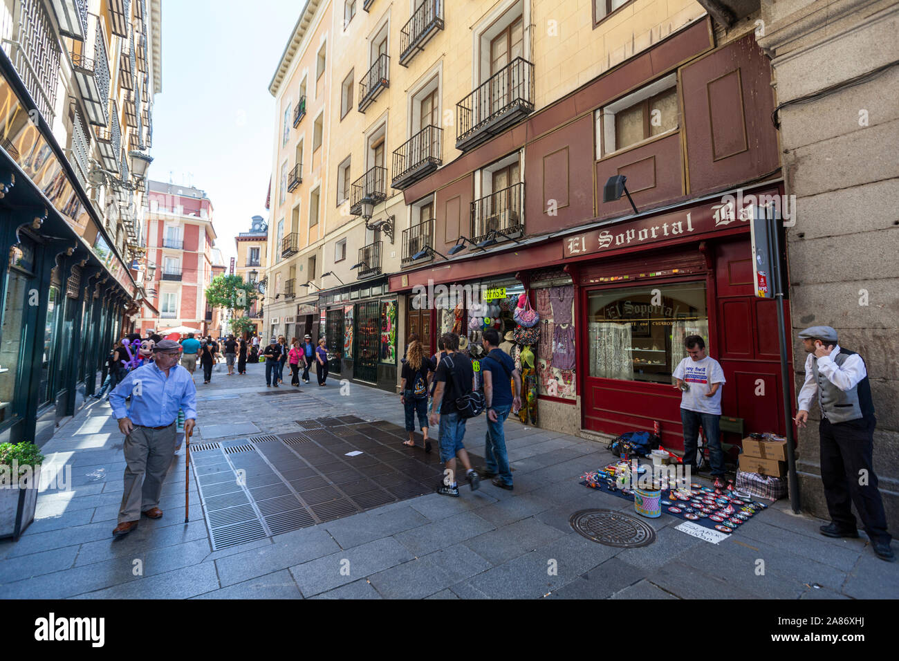 Straßenhändler in der Calle de la Sal, in der Nähe der Plaza Mayor, Madrid, Spanien Stockfoto