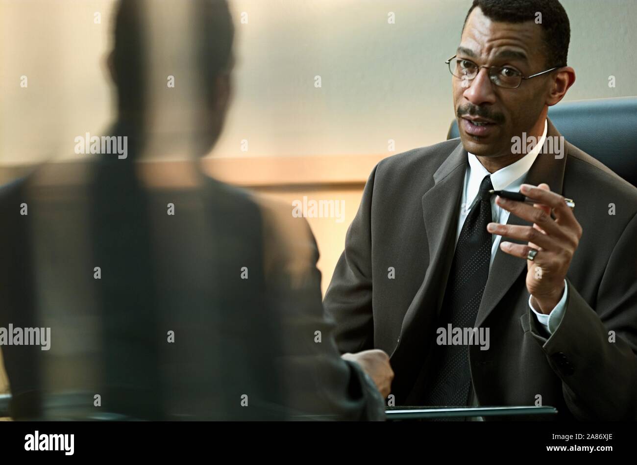 Ein Afrikanischer Amerikanischer Geschäftsmann, während einer Konferenz Stockfoto