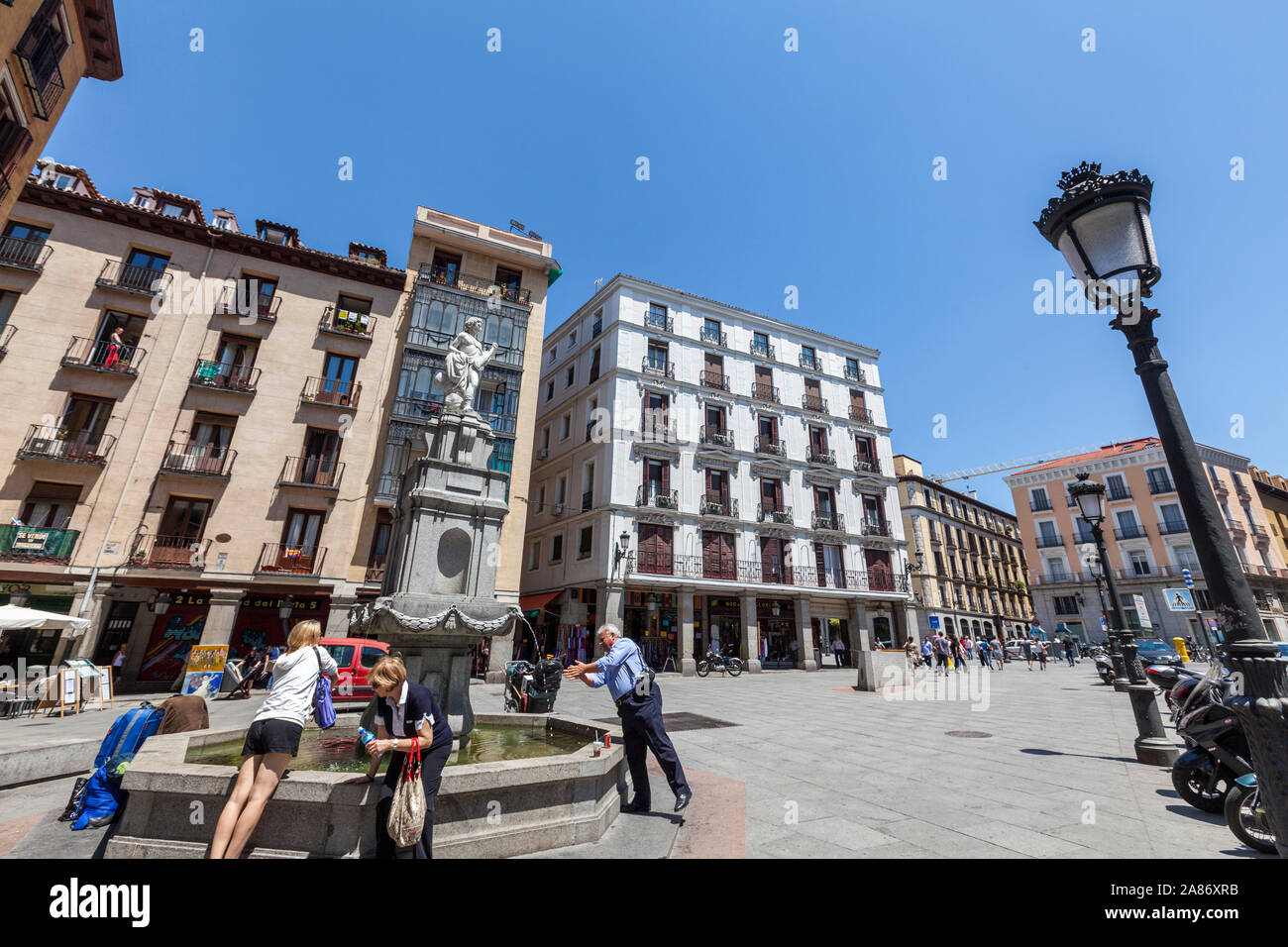Plaza de la Provincia mit Menschen in Orfeo Brunnen, Reproduktion, Madrid, Spanien Stockfoto
