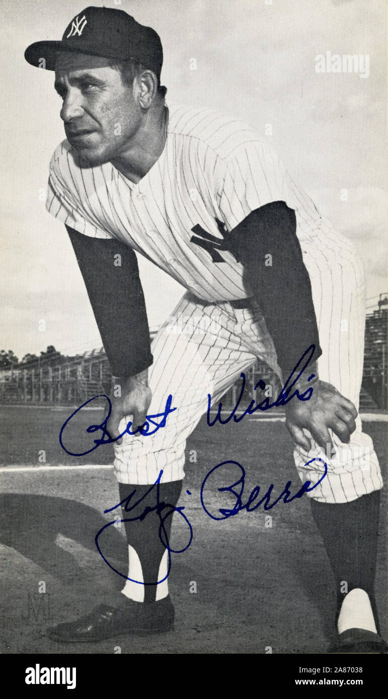 Vintage schwarz und weiß Erinnerungsfoto von Major League Baseball player Yogi Berra mit den New York Yankees ca. 1950 s Stockfoto