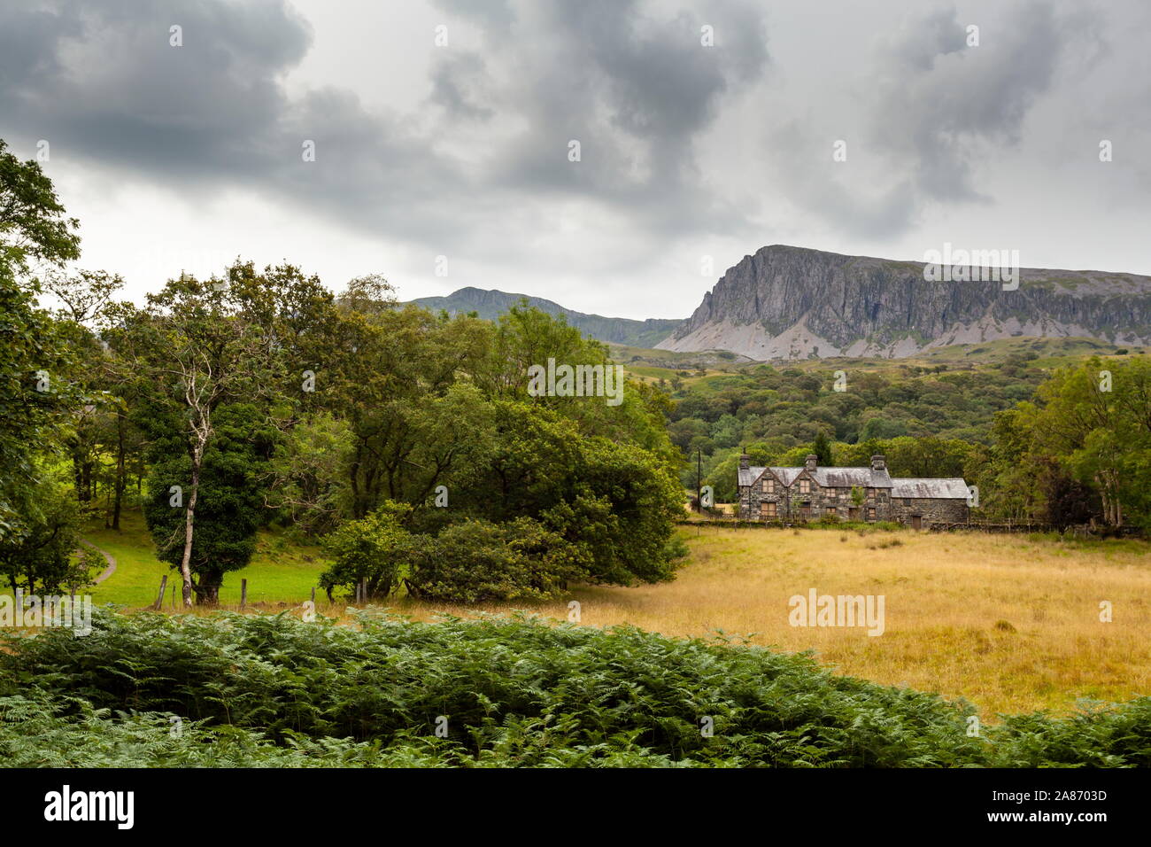 Ein altes Bauernhaus steht unter der Cadair Idris Berge, Snowdonia National Park, Wales Stockfoto