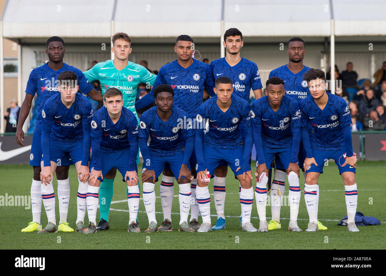 Cobham, Großbritannien. 05 Nov, 2019. Chelsea pre Match Team Foto (L-R) Clinton Mola, Torwart Karlo Ziger, Faustino Anjorin, Armando Broja & Marc Guehi (vordere Reihe l-r) Valentino Livramento, Lewis Bate, Tariq Lamptey, Henry Lawrence, Thierno Ballo & George McEachran von Chelsea U19 während der UEFA Youth League Gruppenspiel zwischen Chelsea U19 und U19 Ajax im Chelsea Training Ground, Cobham, England am 5. November 2019. Foto von Andy Rowland. Credit: PRiME Media Images/Alamy leben Nachrichten Stockfoto