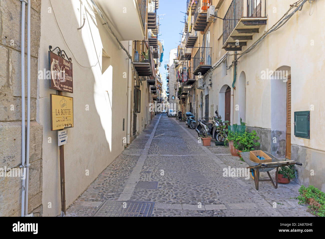 Einer der vielen bunten Seitenstraßen in Celafú, auf der Insel Sizilien. Stockfoto