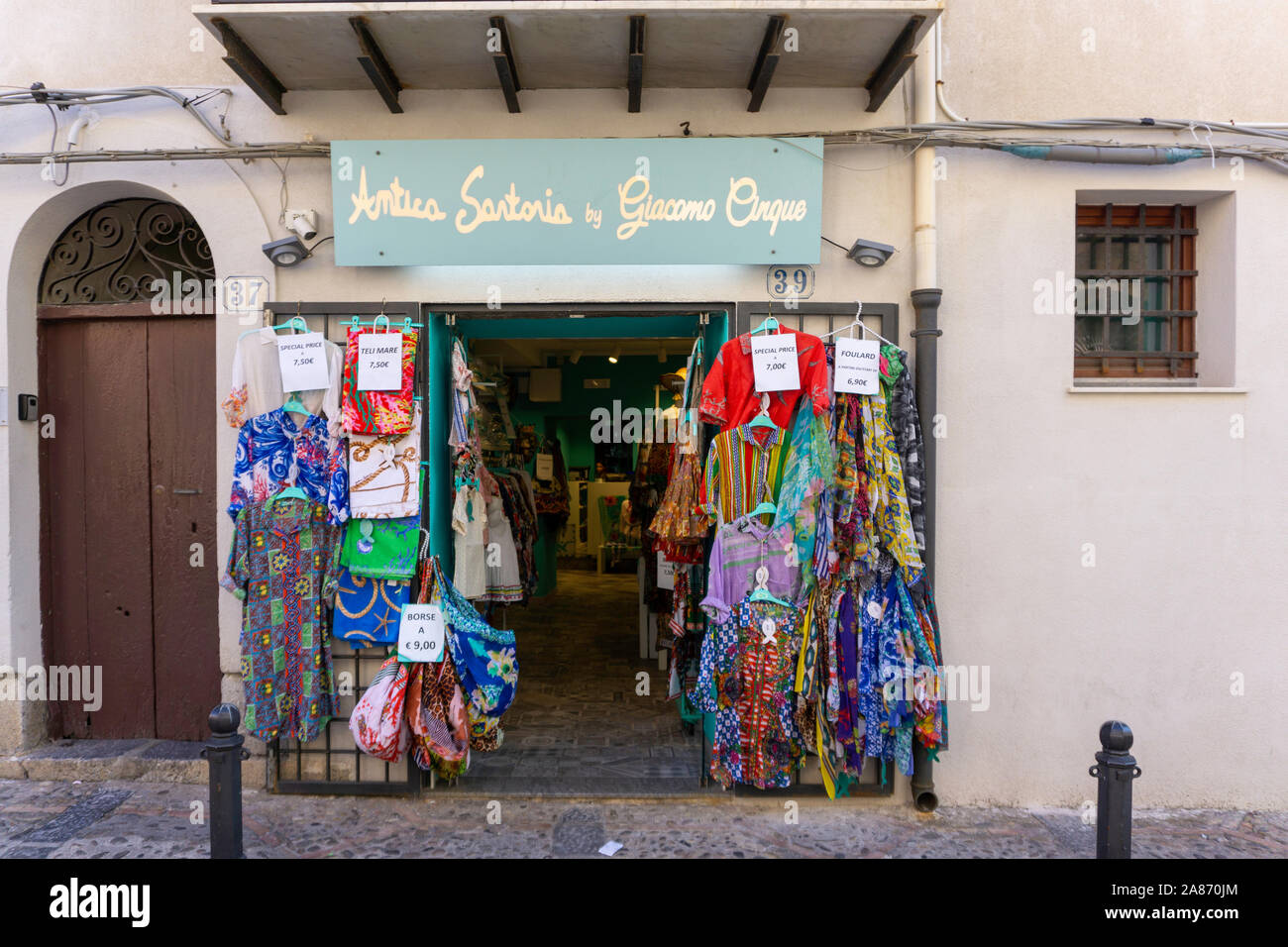 Eine Filiale der Antica Sartoria von Giacomo Cinque, ein Bekleidungsgeschäft in Cefalu, Eines der vielen attraktiven Geschäften unter den Seitenstraßen von cefalú. Stockfoto
