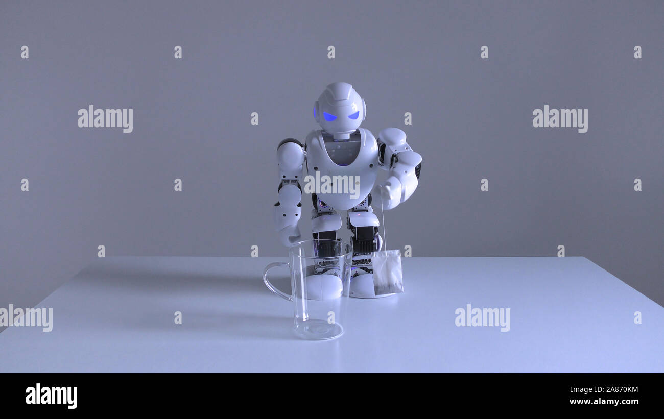 Eine inländische Android humanoide Roboter üben Teezubereitung für seinen Meister durch Einweichen einen Teebeutel in ein leeres Glas Wasser, aber seine künstliche Intelligenz nicht finden das Glas. Oh, gut. Stockfoto