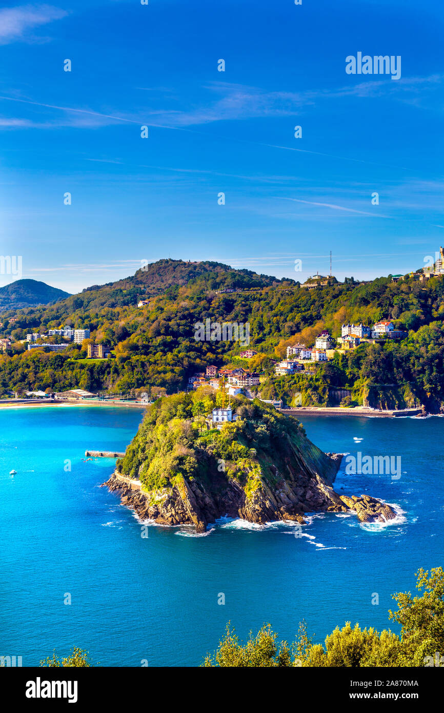 Luftaufnahme von Santa Clara Insel in der Bucht von La Concha von Monte Urgull Hill, San Sebastian, Spanien Stockfoto