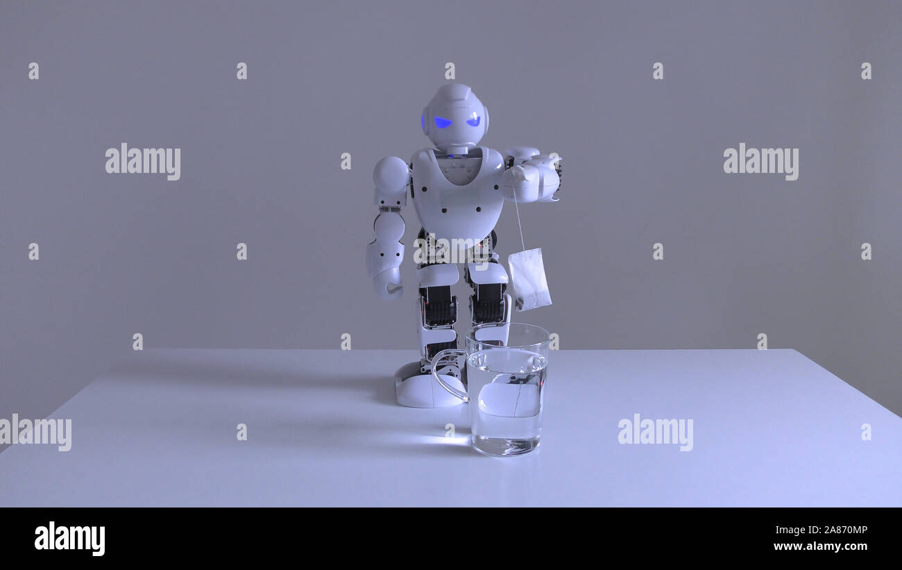 Eine inländische Android humanoide Roboter üben Teezubereitung für seinen Meister durch Einweichen einen Teebeutel in ein leeres Glas Wasser, aber seine künstliche Intelligenz nicht finden das Glas. Oh, gut. Stockfoto