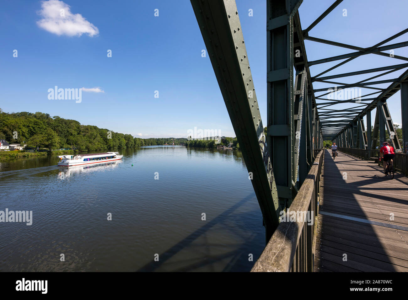 Ruhrtal Radweg, an der Ruhr, auf einer ehemaligen Eisenbahnbrücke, Baldeneysee, Essen, Ausflugsschiff der Weißen Flotte, MS Innogy, Wasserstoffantrieb, Stockfoto