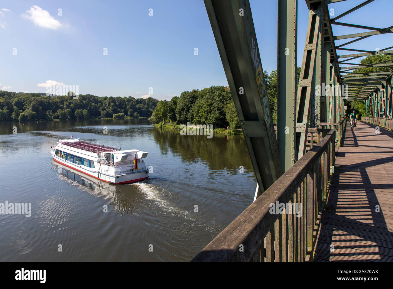 Ruhrtal Radweg, an der Ruhr, auf einer ehemaligen Eisenbahnbrücke, Baldeneysee, Essen, Ausflugsschiff der Weißen Flotte, MS Innogy, Wasserstoffantrieb, Stockfoto