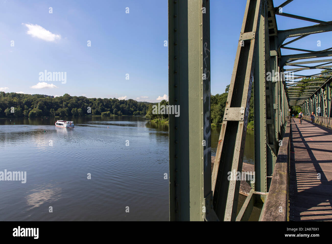Ruhrtal Radweg, an der Ruhr, auf einer ehemaligen Eisenbahnbrücke, Baldeneysee, Essen, Ausflugsschiff der Weißen Flotte, MS Innogy, Wasserstoffantrieb, Stockfoto
