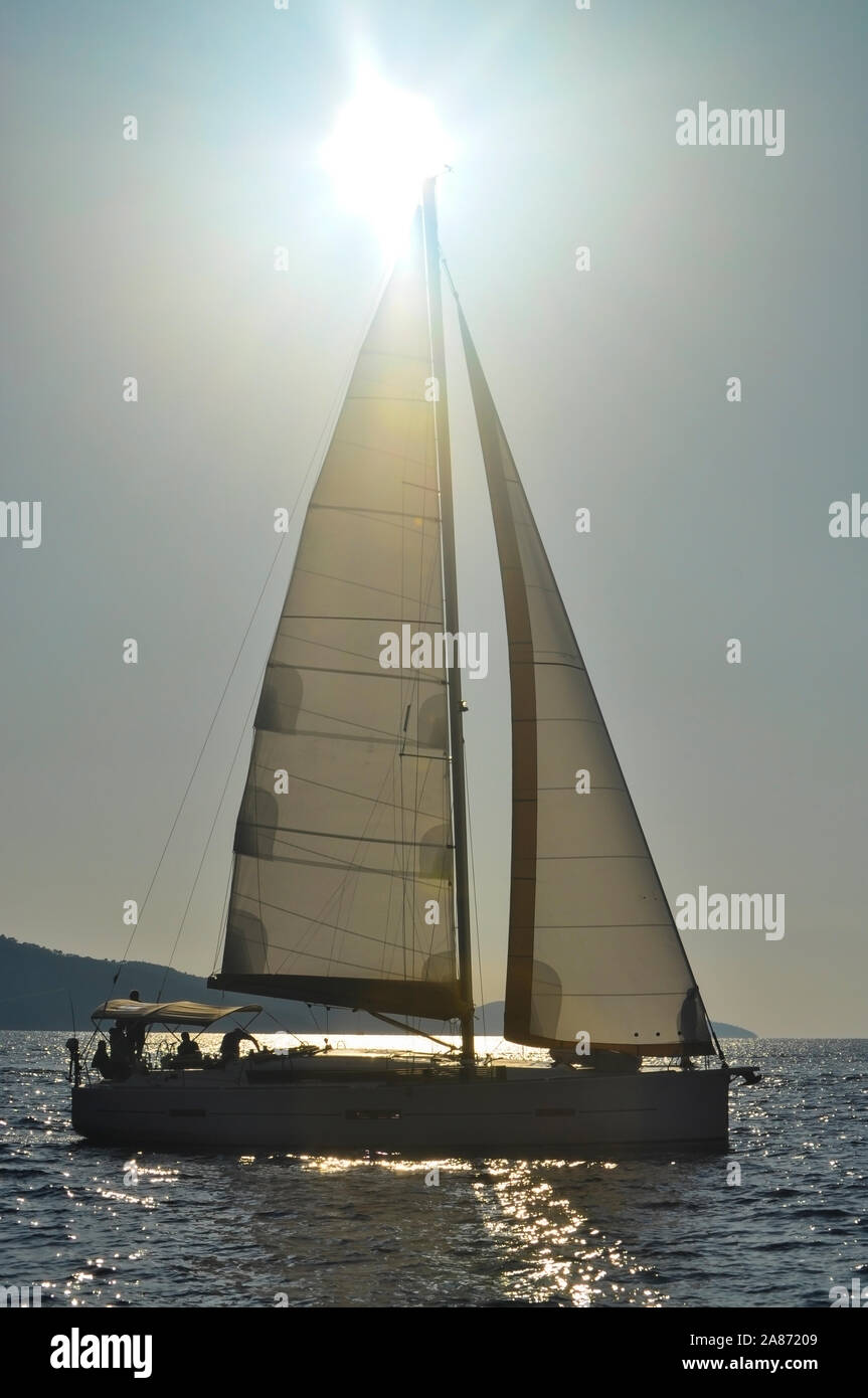 Luxus Segelboot ist Segeln auf ruhige See aber viel Wind in den Segeln Stockfoto
