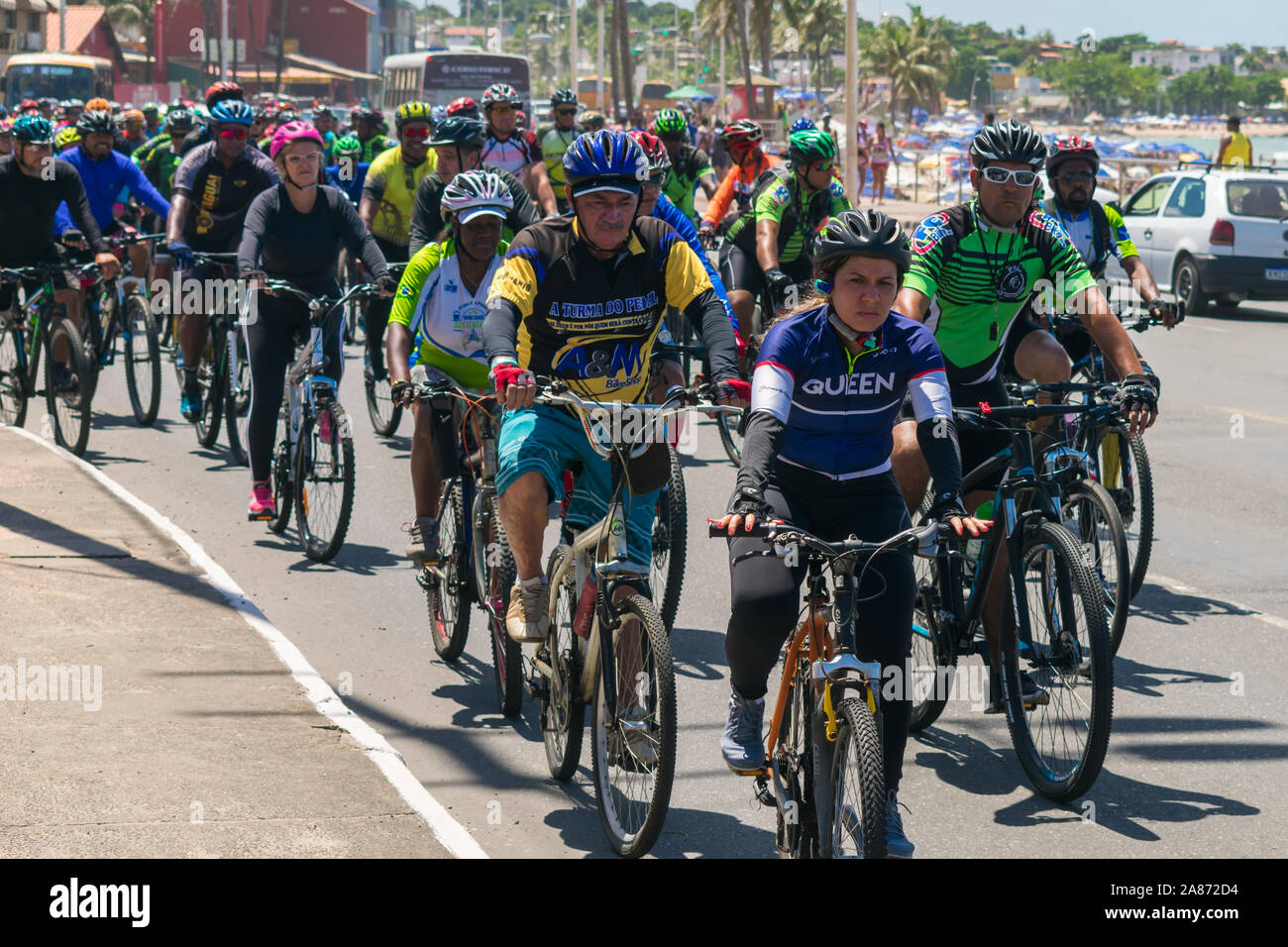 Salvador, Brasilien - 22. September 2019: Gruppe der Radfahrer auf den Straßen von itapua Nachbarschaft auf der Welt Autofreier Tag Stockfoto
