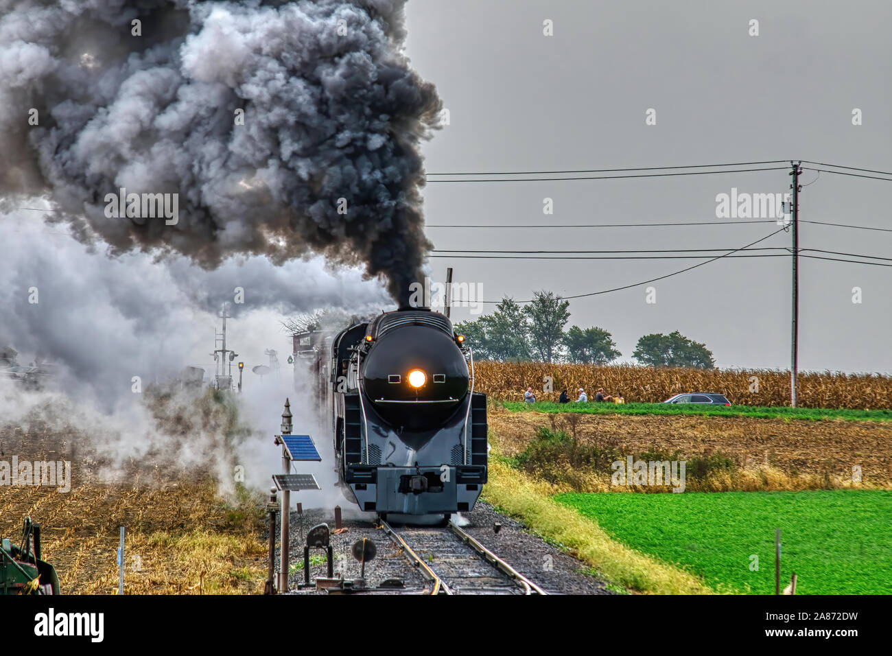 Dampf Güterzug Blasen schwarze Rauch und Dampf während der Fahrt durch die Landschaft Stockfoto