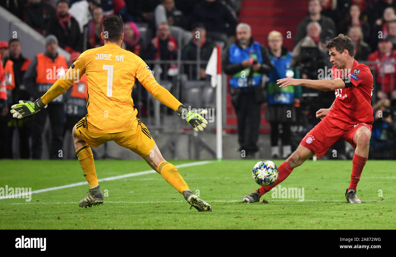 München, Deutschland. 06 Nov, 2019. Fussball: Champions League Bayern München - Olympiakos Piräus, Gruppenphase, Gruppe B, 4. Spieltag in der Allianz Arena. Thomas Müller (r) aus München und Torwart Jose Sa von Piräus kämpfen um den Ball. Credit: Sven Hoppe/dpa/Alamy leben Nachrichten Stockfoto