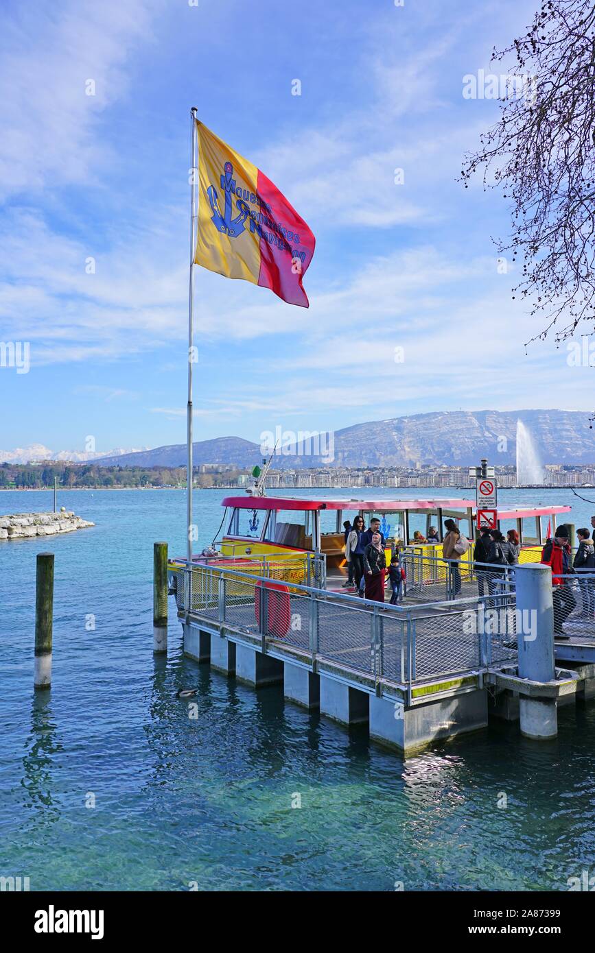 Genf, Schweiz - 5 May 2019 - Blick auf eine gelbe und rote Mouettes Genevoises Navigation Boot, eine öffentliche Verkehrsmittel Boot unterwegs über den See in Ge Stockfoto