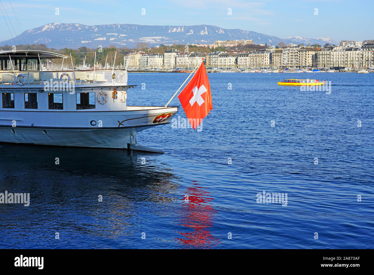 Genf, Schweiz - 5 May 2019 - Blick auf eine gelbe und rote Mouettes Genevoises Navigation Boot, eine öffentliche Verkehrsmittel Boot unterwegs über den See in Ge Stockfoto