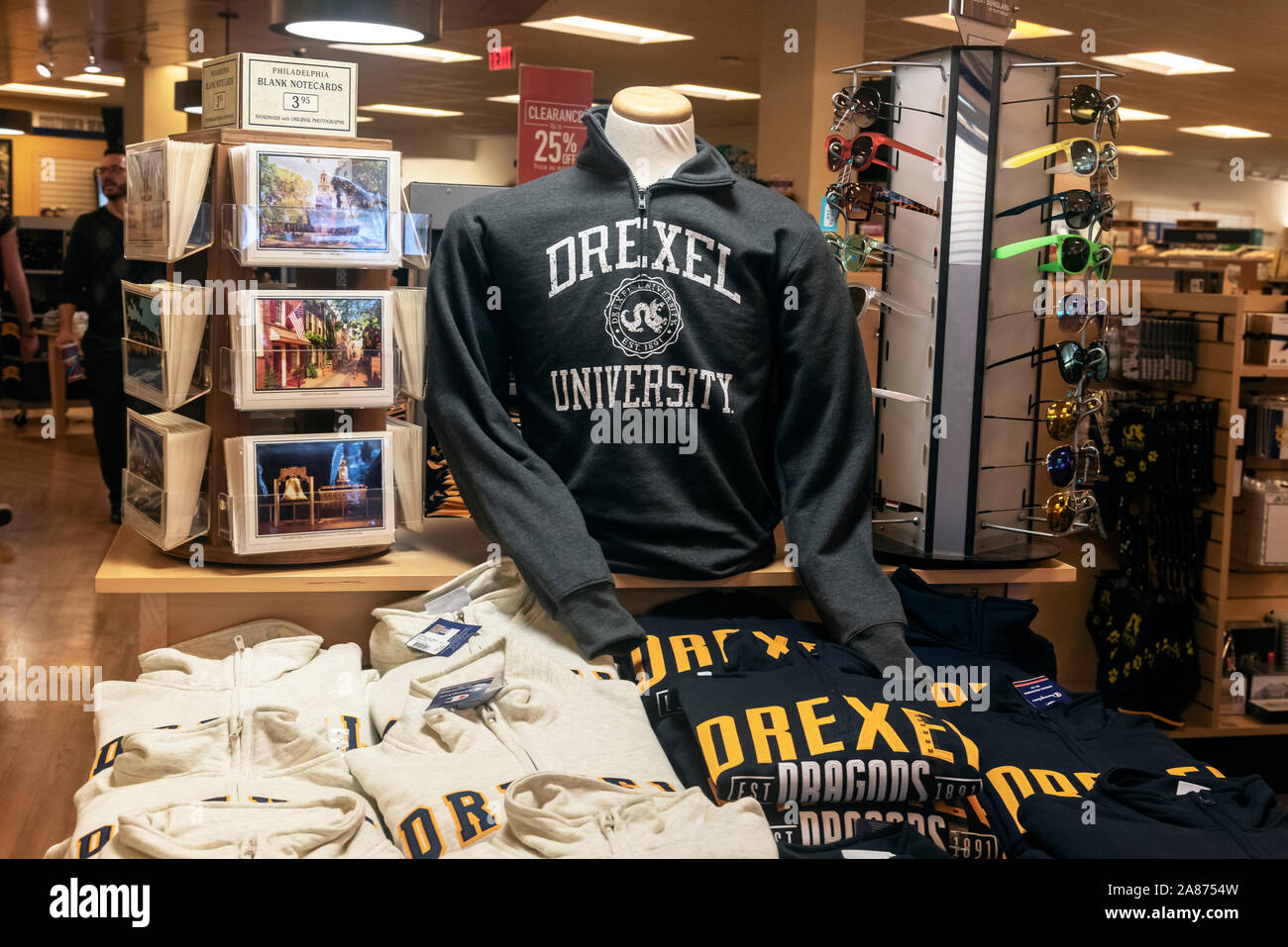 Dinge, die mit dem Symbol der Drexel University bei Barnes & Noble shop, Philadelphia, Pennsylvania, USA Stockfoto