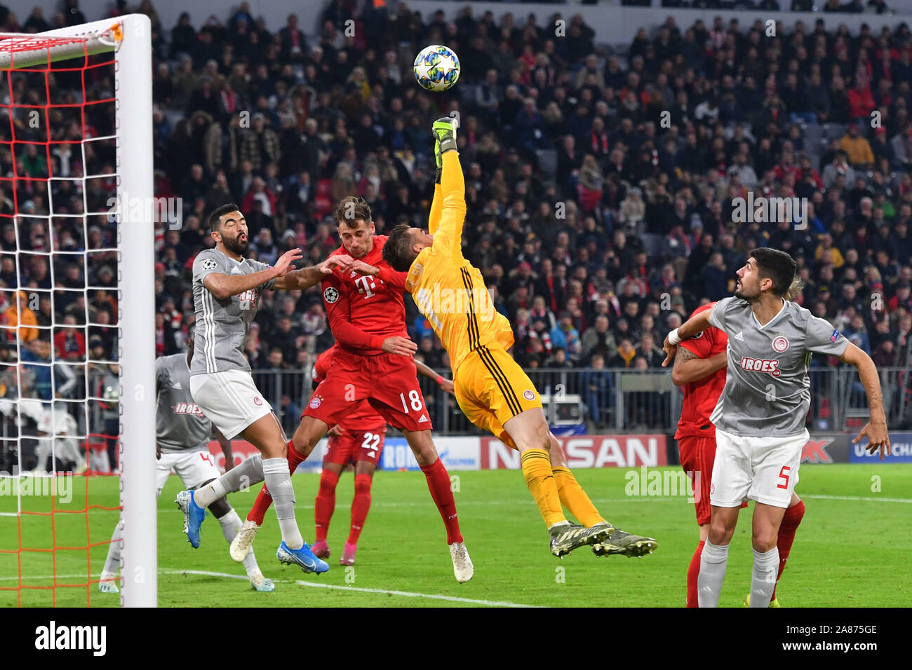 München, Deutschland. 06 Nov, 2019. Leon Goretzka (FC Bayern München), Aktion, Duelle gegen Yassine MERIAH (Olympiakos Piräus) und Jose SA (torhüter Olympiakos Piräus), Bereich Szene. FC Bayern Munich-Olympiacos FC (Piräus) 2-0, Fußball Champions League, Gruppe B, Gruppe, 4.Spieltag, 06.11.2019. ALLIANZAREN A. DFL VERORDNUNG UNTERSAGEN DIE VERWENDUNG VON Fotografien als BILDSEQUENZEN UND/ODER QUASI-VIDEO. | Verwendung der weltweiten Kredit: dpa/Alamy leben Nachrichten Stockfoto