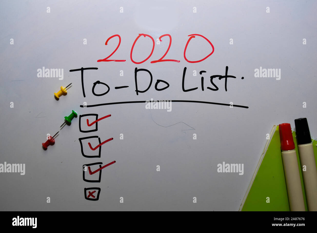 2020 To-Do Liste mit Checkliste auf dem Whiteboard Hintergrund schreiben Stockfoto